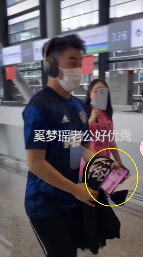 何猷君|奚梦瑶现身上海被何猷君揽腰出行，两人十指紧扣甜蜜放闪