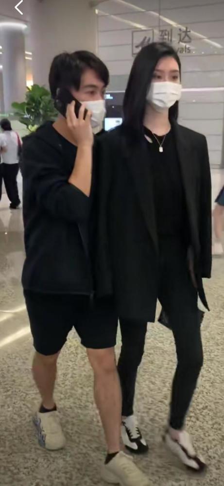 何猷君|奚梦瑶现身上海被何猷君揽腰出行，两人十指紧扣甜蜜放闪
