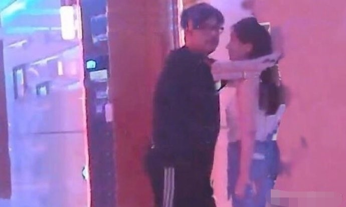 王岳伦|李湘王岳伦夫妻综艺官宣，2人同框秀恩爱太甜，却遭网友直讽