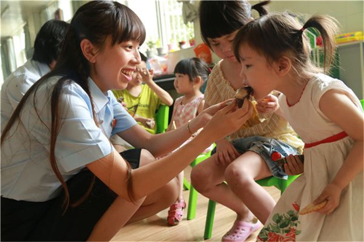 母亲每天喂8岁儿子吃饭得知她的理由网友为孩子的将来担忧