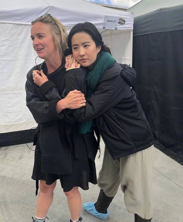 刘亦菲|刘亦菲晒素颜照，真实放飞自我，网友：麻烦给她买五斤偶像包袱