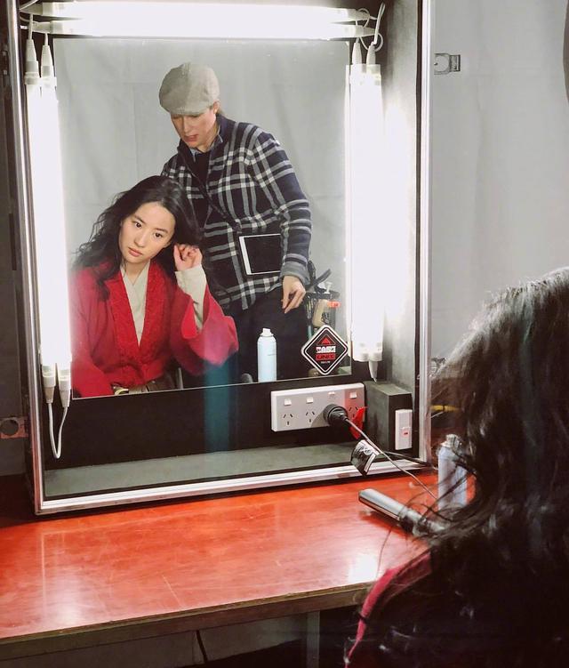 刘亦菲|刘亦菲晒素颜照，真实放飞自我，网友：麻烦给她买五斤偶像包袱