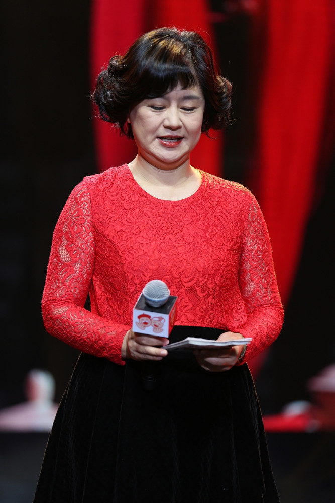 鞠萍姐姐胖的很美穿蕾丝红衣搭黑裙身材发福却很高雅