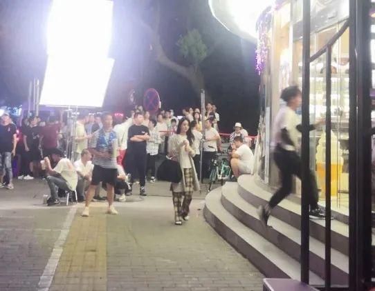 赵丽颖|赵丽颖新戏路透，白袜子配黑拖鞋打扮土气，头大身子小像大头娃娃