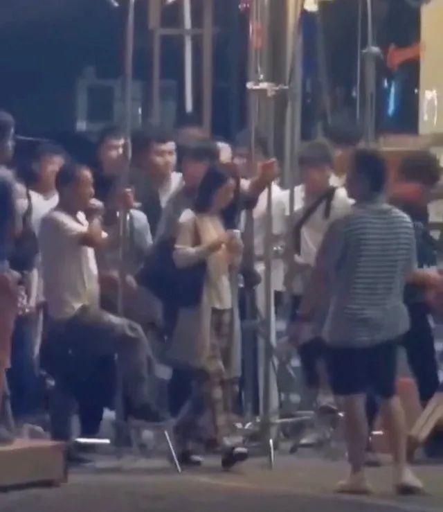 赵丽颖|赵丽颖新戏路透，白袜子配黑拖鞋打扮土气，头大身子小像大头娃娃