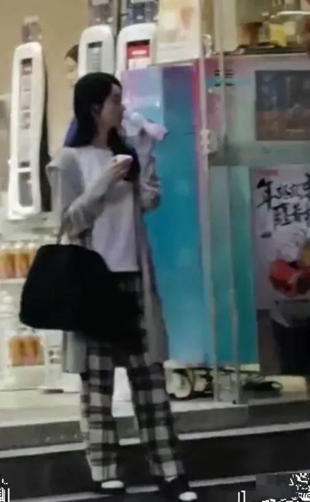 赵丽颖|赵丽颖新戏路透，白袜子配黑拖鞋打扮土气，头大身子小像大头娃娃