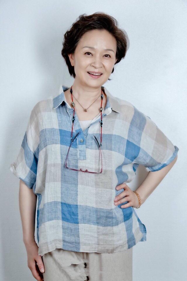 62岁老演员刘莉莉真潮!老花镜不戴挂脖上,奶奶辈的"时髦精"