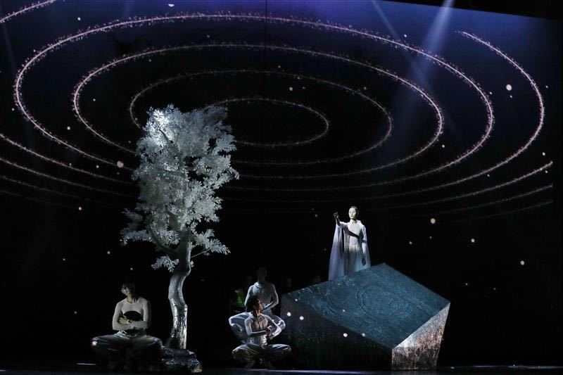 嫦娥之月亮传说|他们在舞台上建了一座广寒宫！高科技、极简抽象、暗藏玄机
