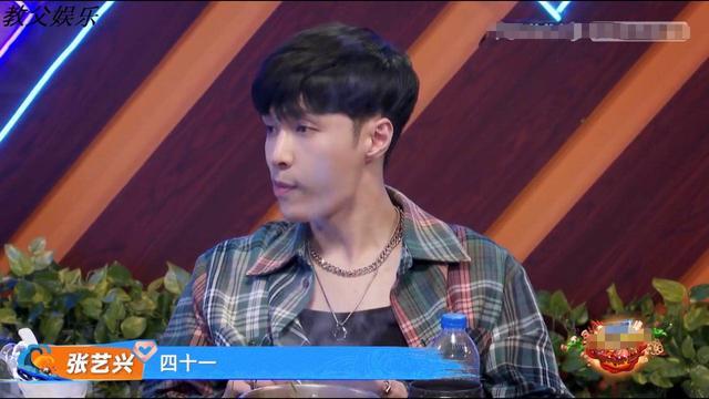 王一博|王一博遭张艺兴无情拆台，节目说错偶像年龄，后者瘪嘴表情严肃