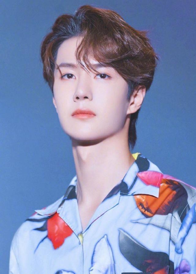 王一博|王一博遭张艺兴无情拆台，节目说错偶像年龄，后者瘪嘴表情严肃