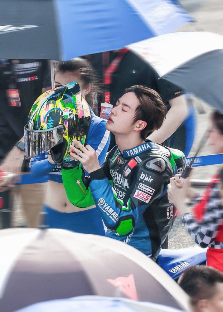 王一博|王一博遭张艺兴无情拆台，节目说错偶像年龄，后者瘪嘴表情严肃