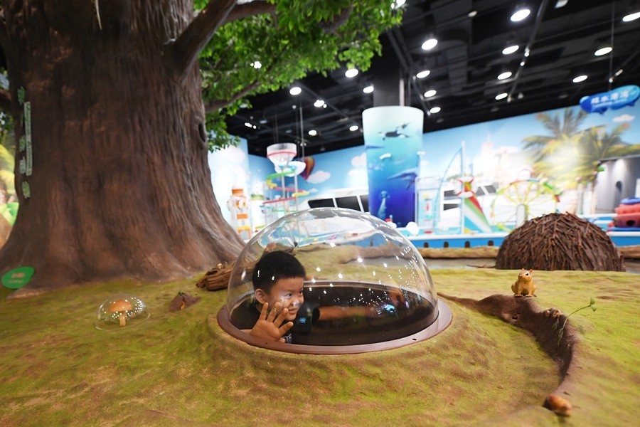 9月8日,小朋友在中国科技馆儿童科学乐园体验科技乐趣.