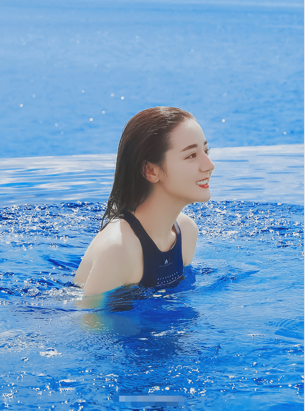 迪丽热巴"出浴图"被疯传,当她浑身被打湿后,出水芙蓉惊艳全网