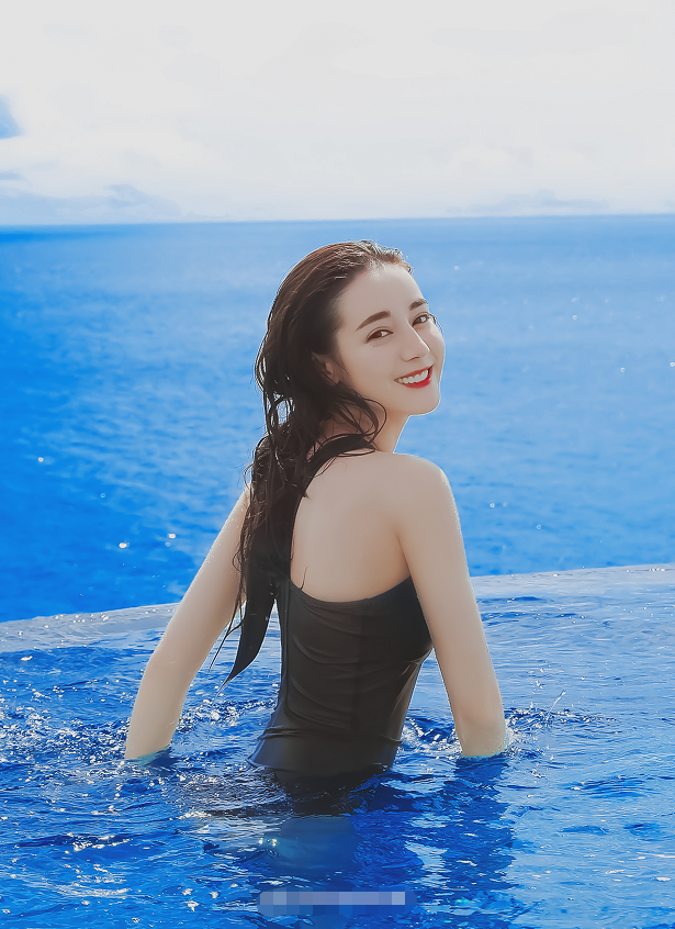 迪丽热巴"出浴图"被疯传,当她浑身被打湿后,出水芙蓉惊艳全网