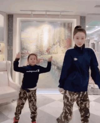 甜馨|李小璐晒甜馨近照，长腿瞩目超模范十足，果然女大十八变