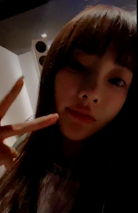 甜馨|李小璐晒甜馨近照，长腿瞩目超模范十足，果然女大十八变