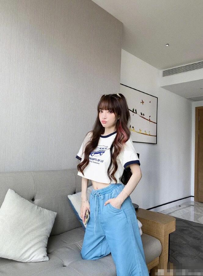 甜馨|李小璐晒甜馨近照，长腿瞩目超模范十足，果然女大十八变