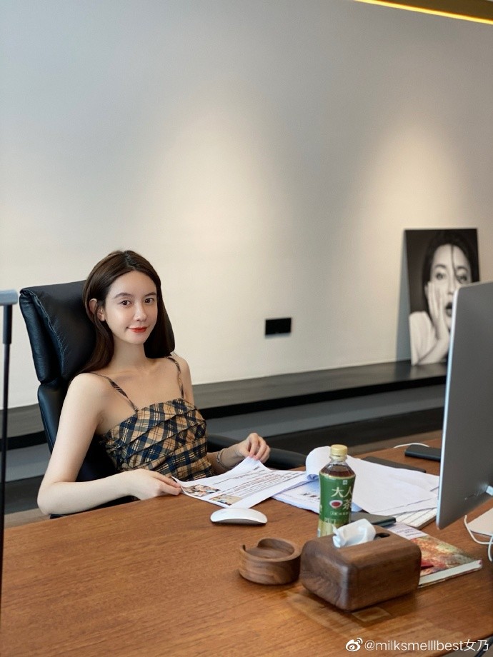 张大奕pk董花花穿搭吊带长裙秀一字肩自夸仙儿豪宅大到能骑车