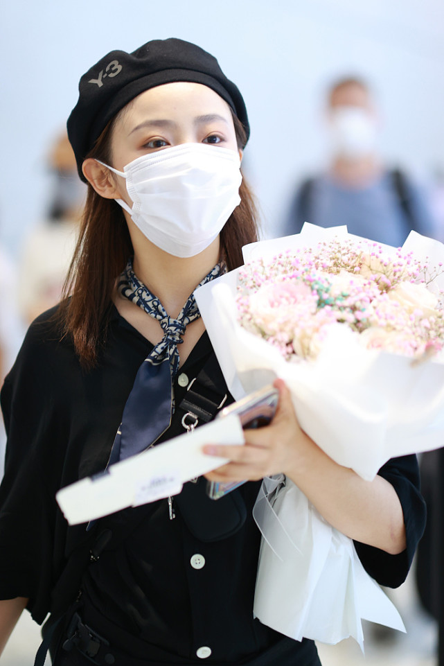 吴佳怡黑色look造型又酷又时髦 获粉丝送公仔鲜花|吴佳怡|鲜花