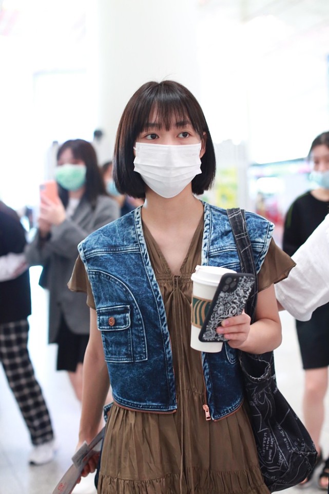 段奥娟齐耳短发甜美刘海元气十足 穿长裙搭牛仔