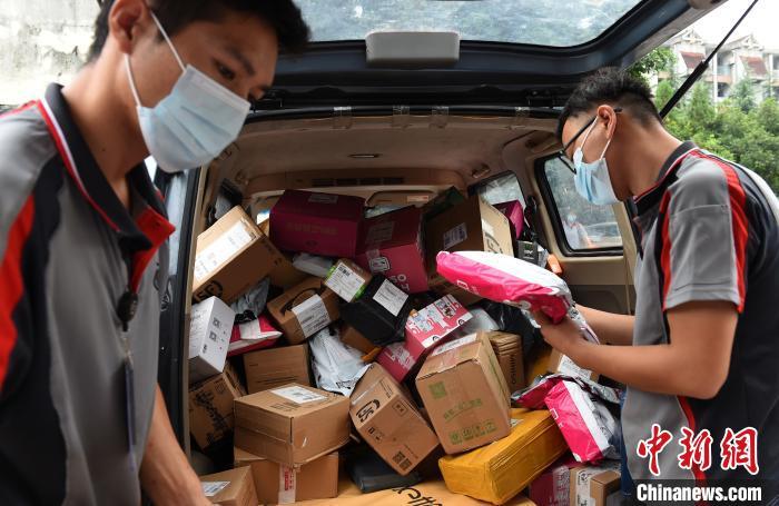 重庆大学快递爆仓包裹堆积如山