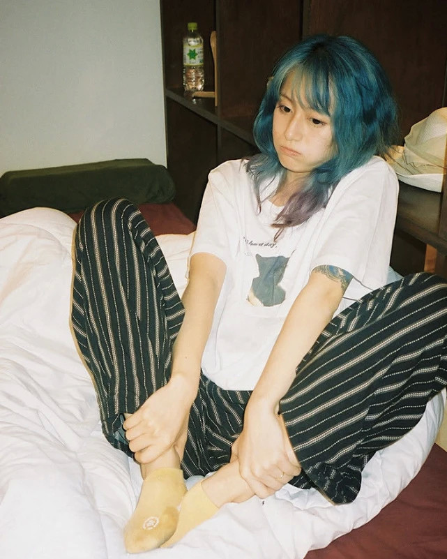 有种腿精叫黑尾酱,穿"无痕牛奶袜"无一丝褶皱,摸腿那刻无敌撩_腾讯