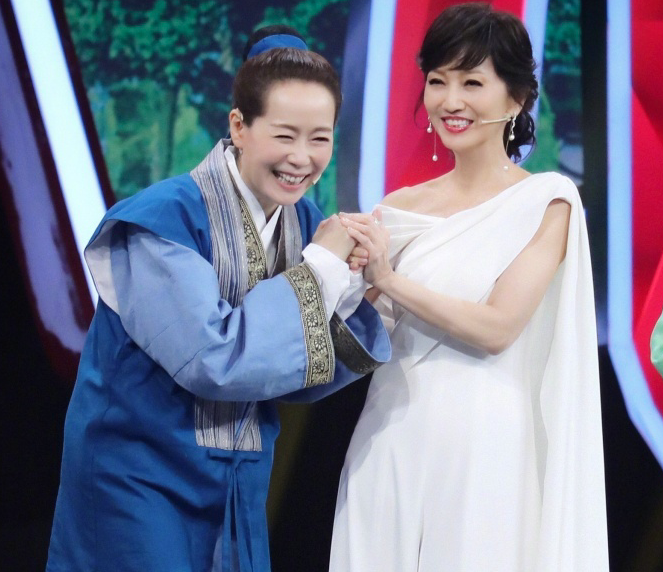 叶童|57岁叶童近况曝光，“素颜”显老态，被指不如旁边69岁男演员年轻