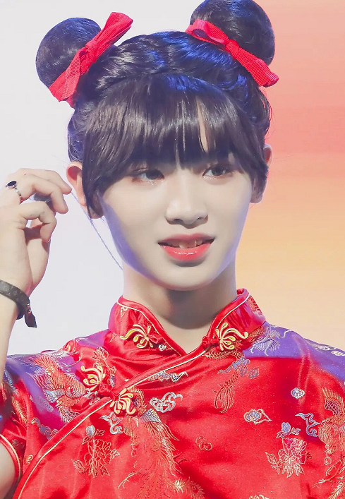 男明星扮女装:黄明昊可爱,朱正廷妩媚,看到王俊凯:挺别致的