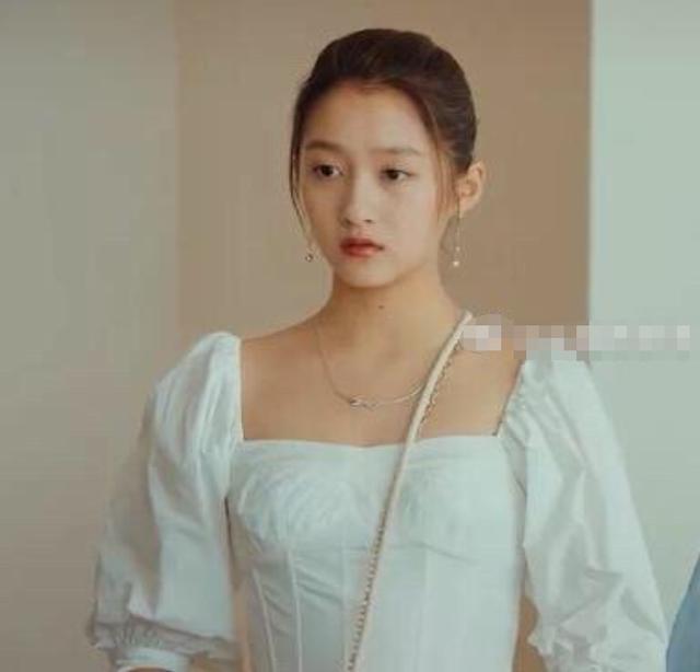 23岁关晓彤脸垮了?双眼无神脸部浮肿太显老,再次被传与鹿晗分手