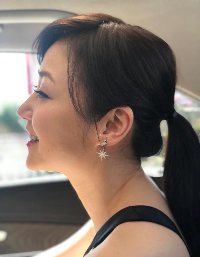 快50岁的万绮雯身材更窈窕穿白色肚兜式连衣裙状态让人羡慕