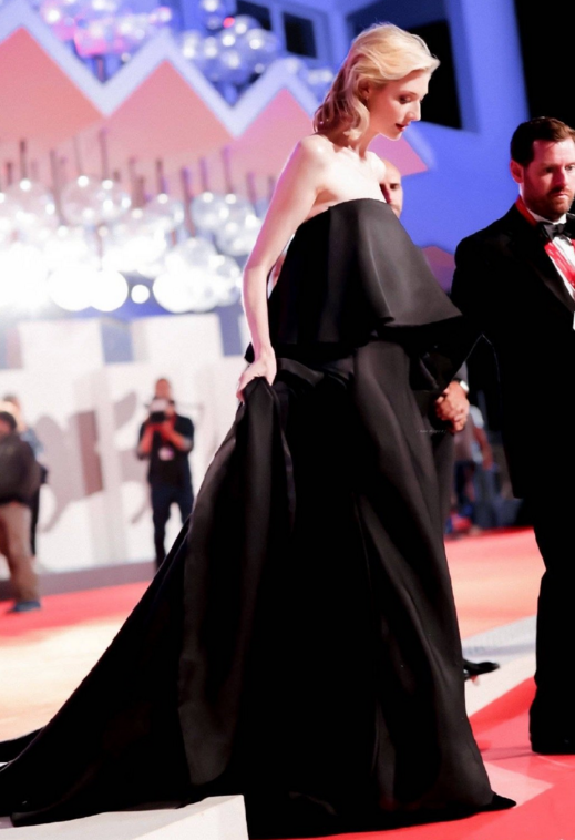 elizabeth debicki|看来身高可以影响美感？