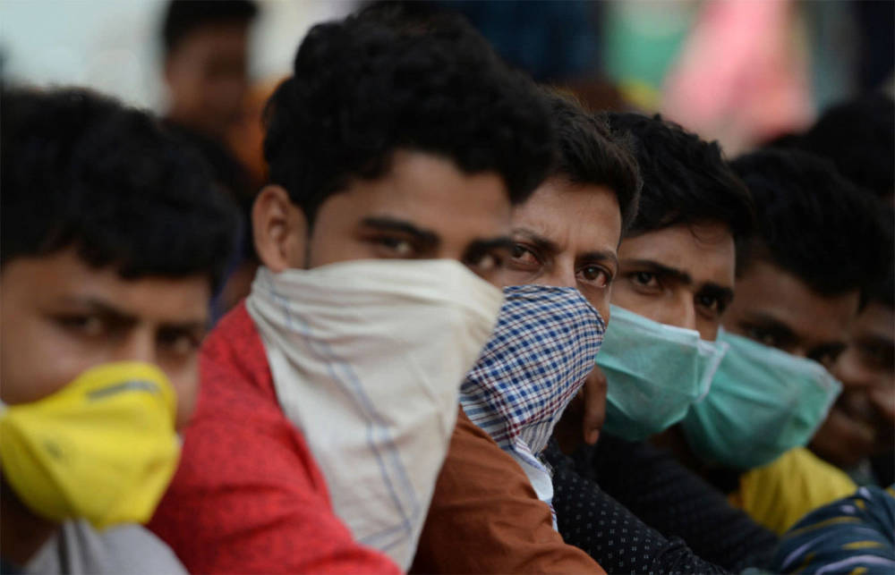 图为印度民众应对疫情