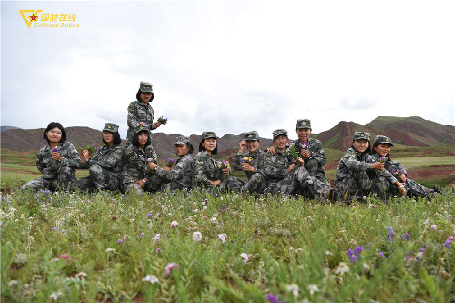 三千里川藏线上,女汽车兵是逆风生长的格桑花.