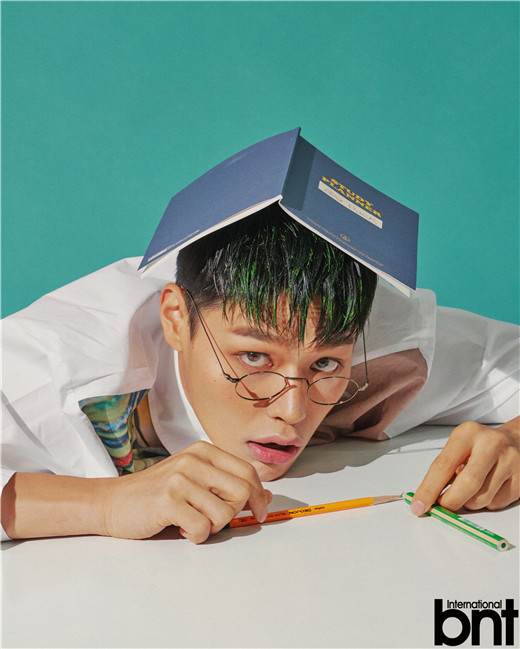 模特郑赫拍摄bnt写真 专业姿态展现压倒性帅气魅力