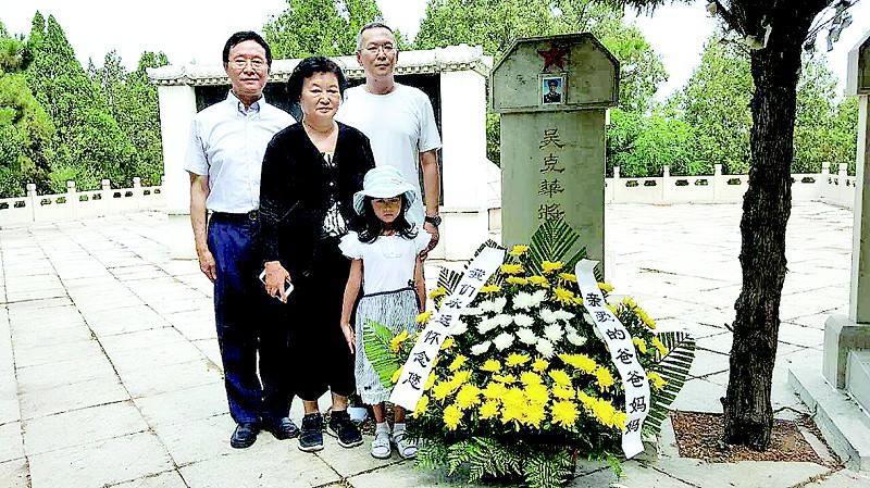 而吴克华家乡的人民得知家军去世后,特在他母亲的墓地前建起了吴克华