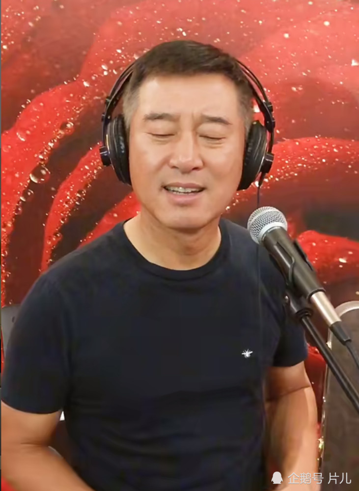 满文军近照罕见曝光两鬓斑白风采犹在曾因歌曲懂你走红