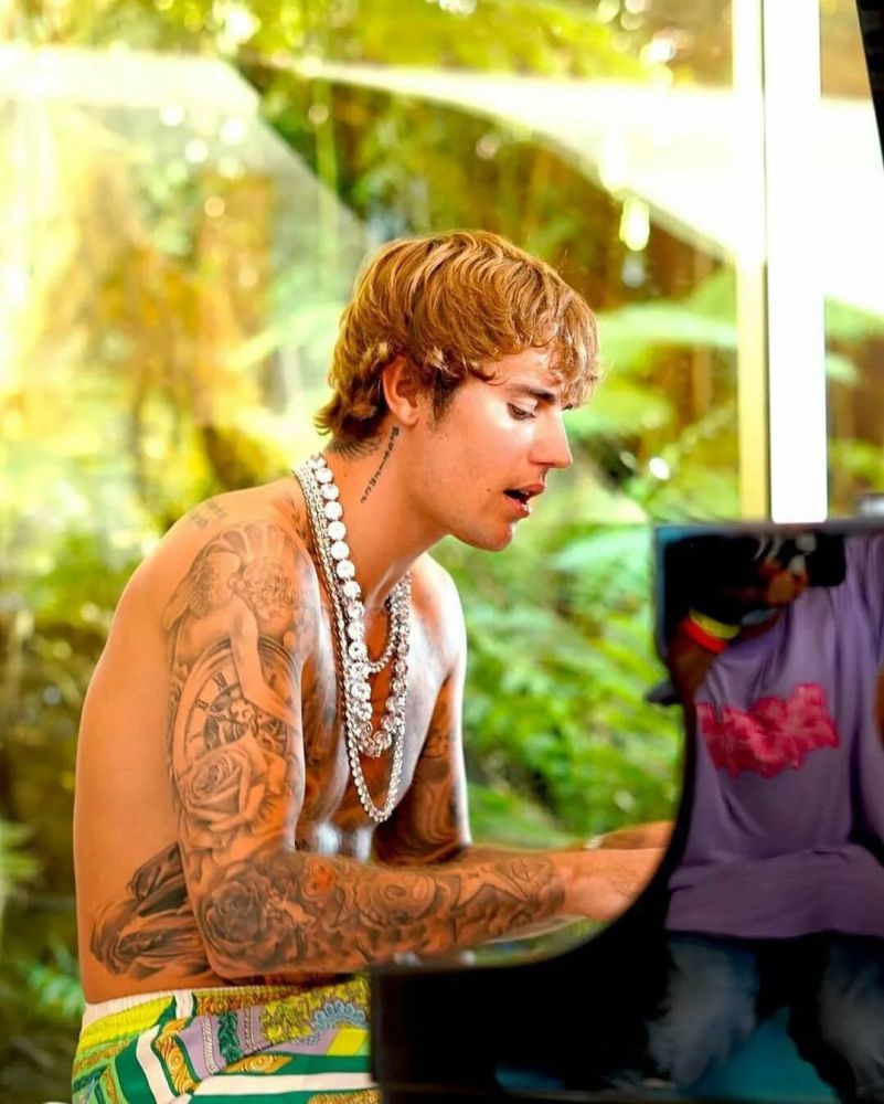 贾斯汀比伯分享时尚大片感叹人生一路以来的旅程