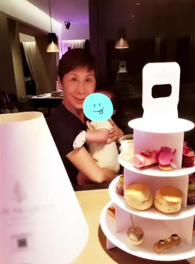 应采儿|应采儿晒祖孙同框，妈妈抱外孙温馨有爱，三个多月的HoHo依然清瘦