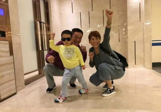 应采儿|应采儿晒祖孙同框，妈妈抱外孙温馨有爱，三个多月的HoHo依然清瘦