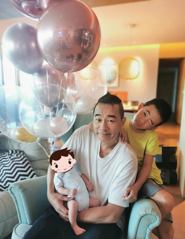 应采儿|应采儿晒祖孙同框，妈妈抱外孙温馨有爱，三个多月的HoHo依然清瘦