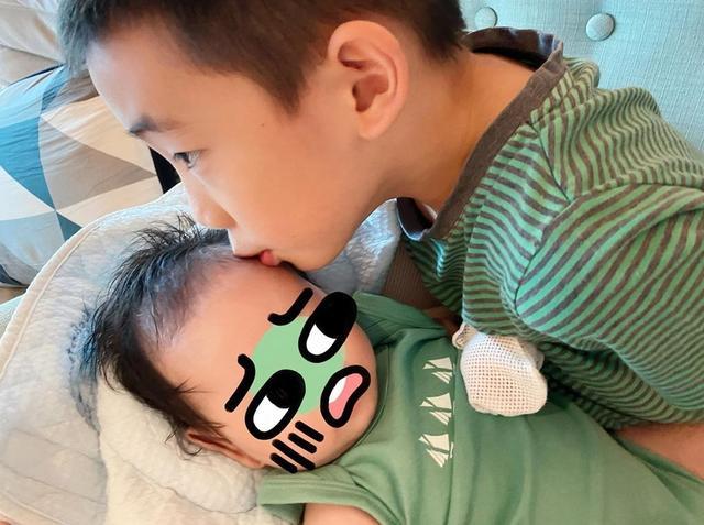应采儿|应采儿晒祖孙同框，妈妈抱外孙温馨有爱，三个多月的HoHo依然清瘦