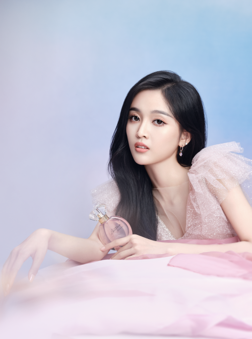 吴宣仪成为冰希黎品牌首位香水代言人