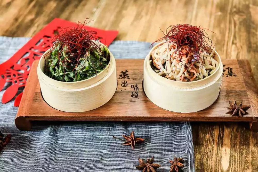 在蒸气的高温下所诞生的美食麦饭是用应季的野菜时蔬包裹着面粉"光武