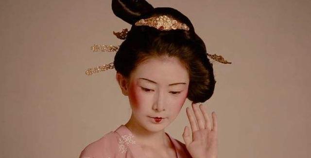 化妆术也是如此, 中国唐代最流行的眉形是却月眉和柳叶眉,却月眉也