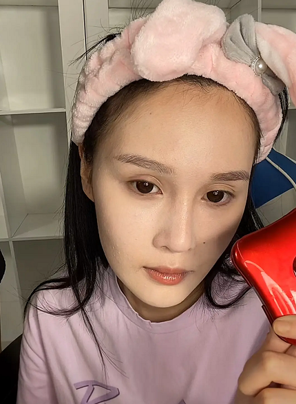 23岁赵一涵小女初成长,素颜出镜做直播,简直就是女版赵本山_腾讯新闻