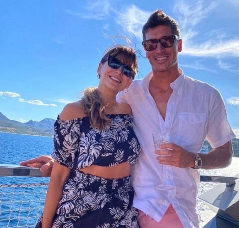 莱万复制7年前格策尴尬一幕 海边为妻子庆生:搭起小帐篷!_腾讯新闻