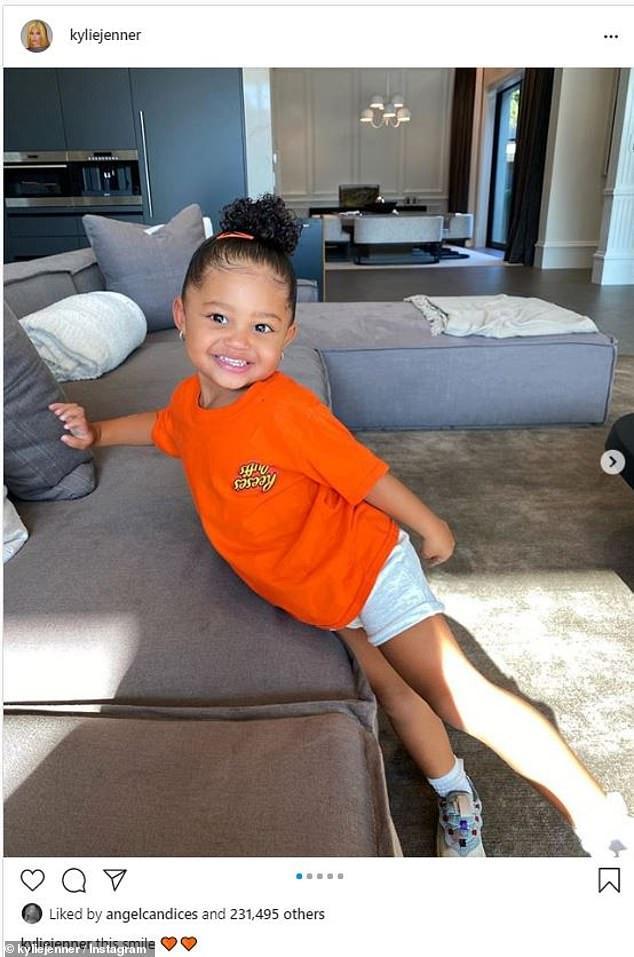 金小妹除了晒自己美照,还有可爱的女儿,2岁的斯托米已经成长的有了大