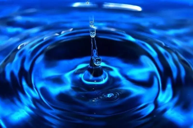 瓶子|水存在地球几亿年不过期，为什么一装进瓶子里，就有保质期呢？