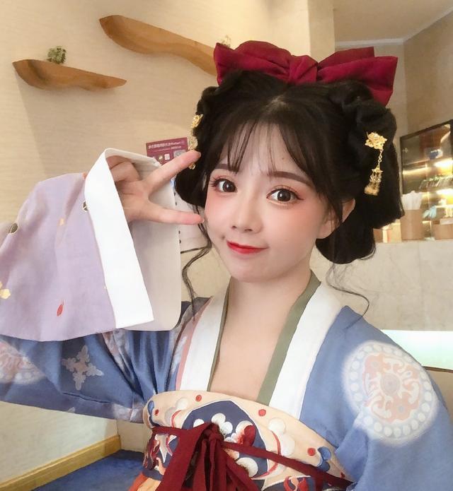 粉丝过千万的甜美萝莉主播王奕萌,离开百万修图师后,这小短腿很真实了