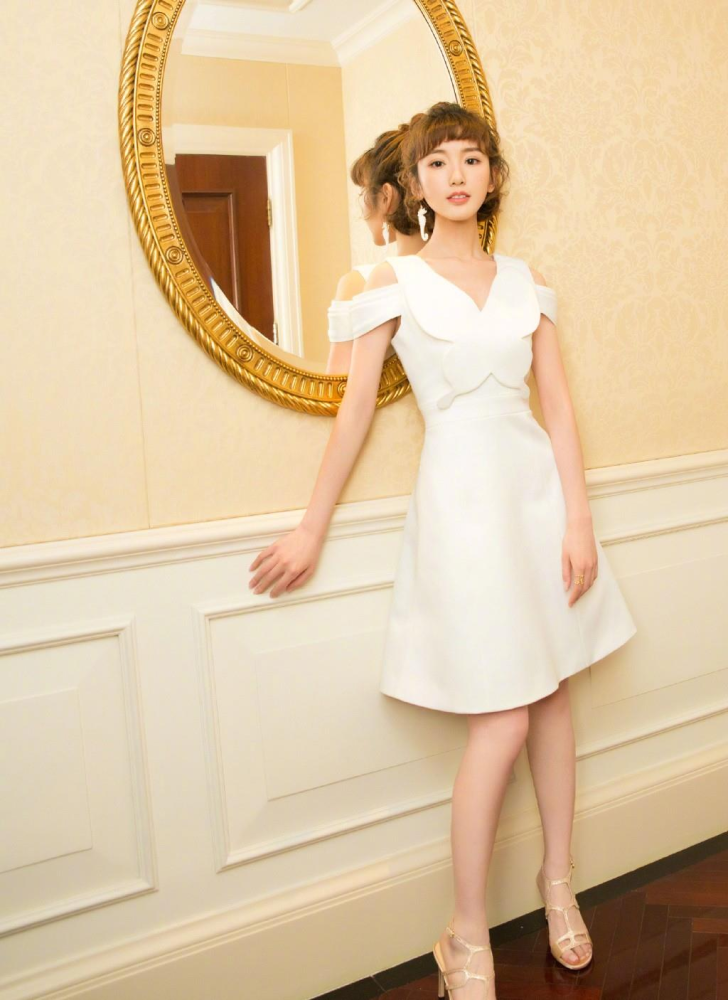 万绮雯的穿搭才叫精致,穿白色连衣裙,上面"端庄"下面"清凉"